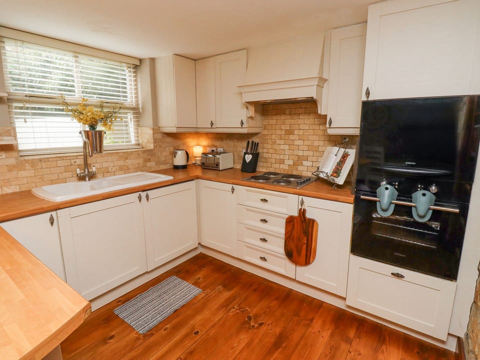 Cottage | Private kitchen | Fridge, microwave, stovetop, electric kettle