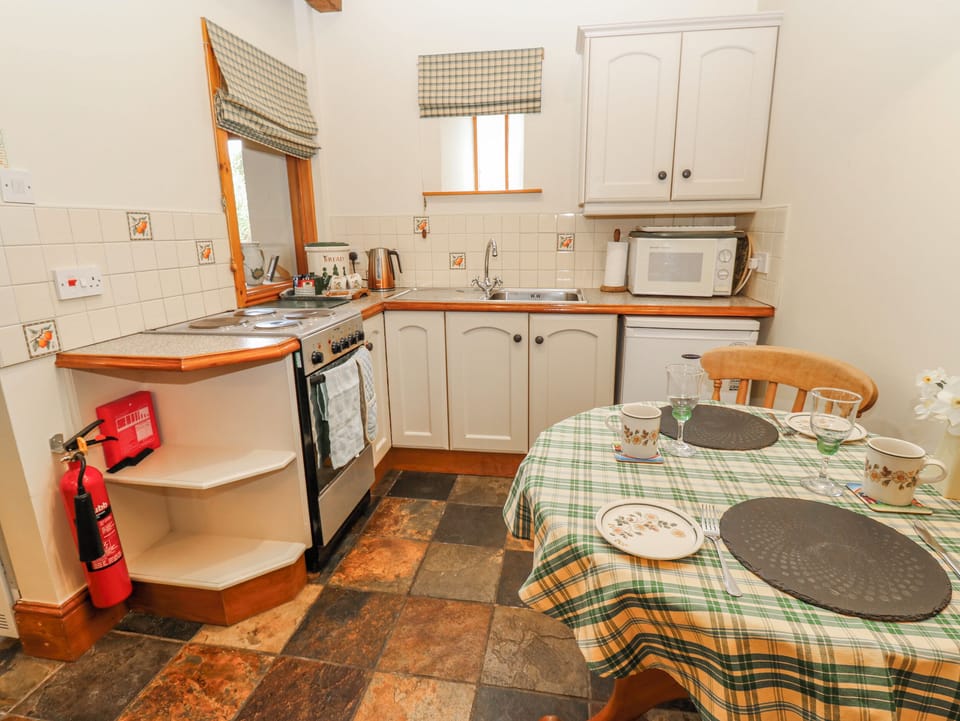 Cottage | Private kitchen | Cookware/dishes/utensils