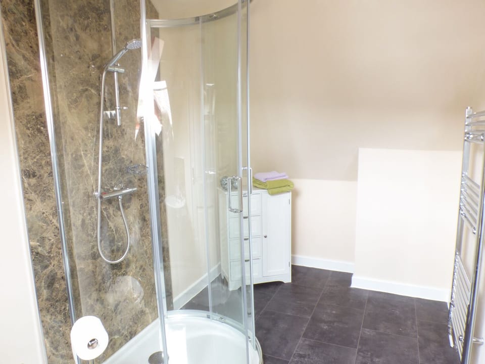 Cottage | Bathroom | Shower, hair dryer
