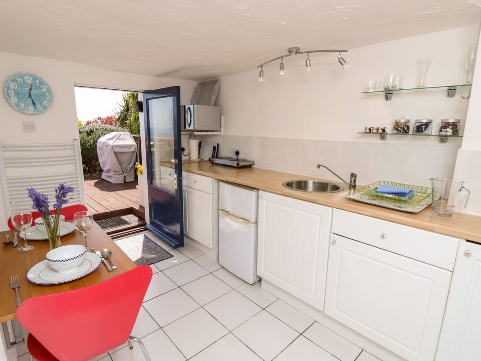 Cottage | Private kitchen | Fridge, stovetop, cookware/dishes/utensils