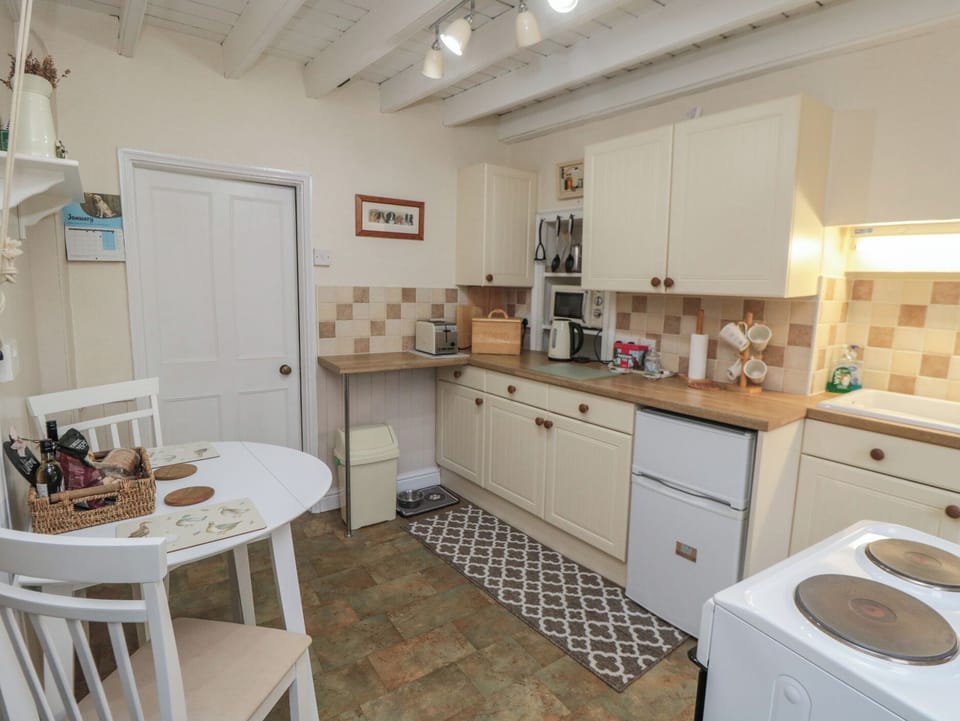Cottage | Private kitchen | Fridge, microwave, stovetop, toaster