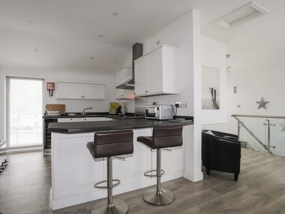 Cottage | Private kitchen | Fridge, microwave, stovetop, dishwasher