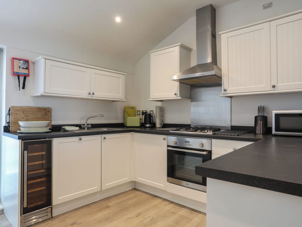 Cottage | Private kitchen | Fridge, microwave, stovetop, dishwasher