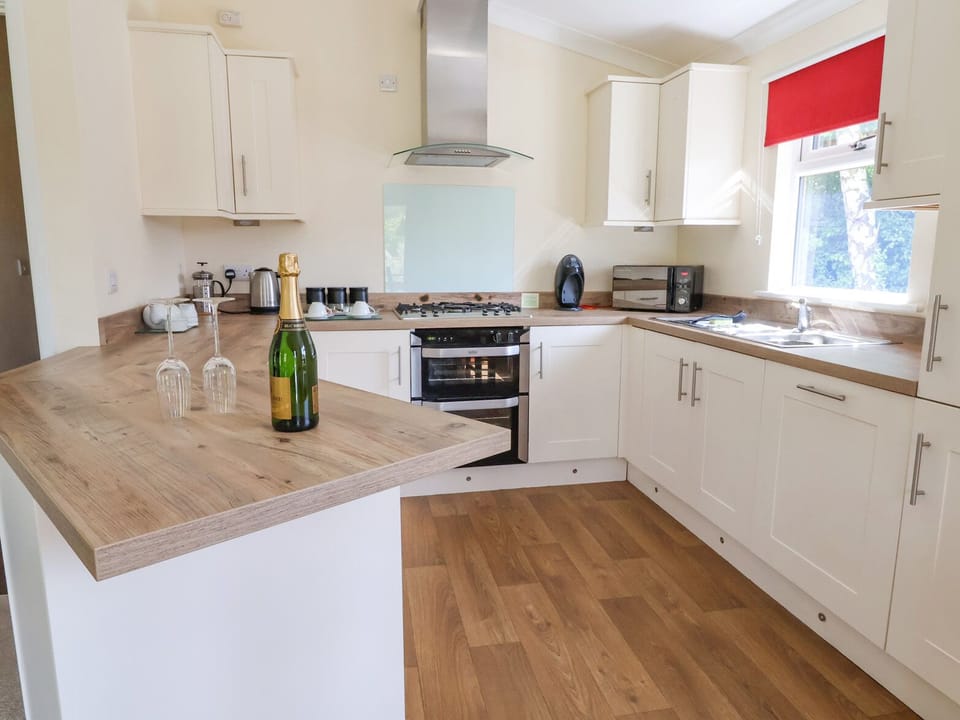 Cottage | Private kitchen | Microwave, stovetop, dishwasher, cookware/dishes/utensils