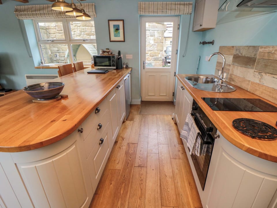 Cottage | Private kitchen | Fridge, microwave, stovetop, cookware/dishes/utensils