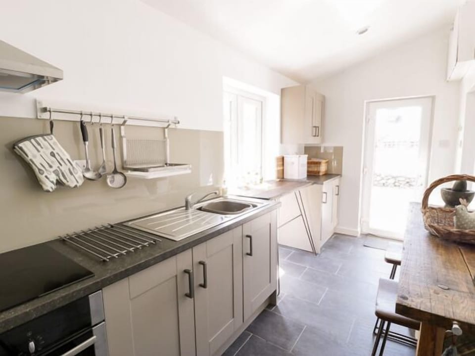 Cottage | Private kitchen | Fridge, electric kettle, toaster, cookware/dishes/utensils