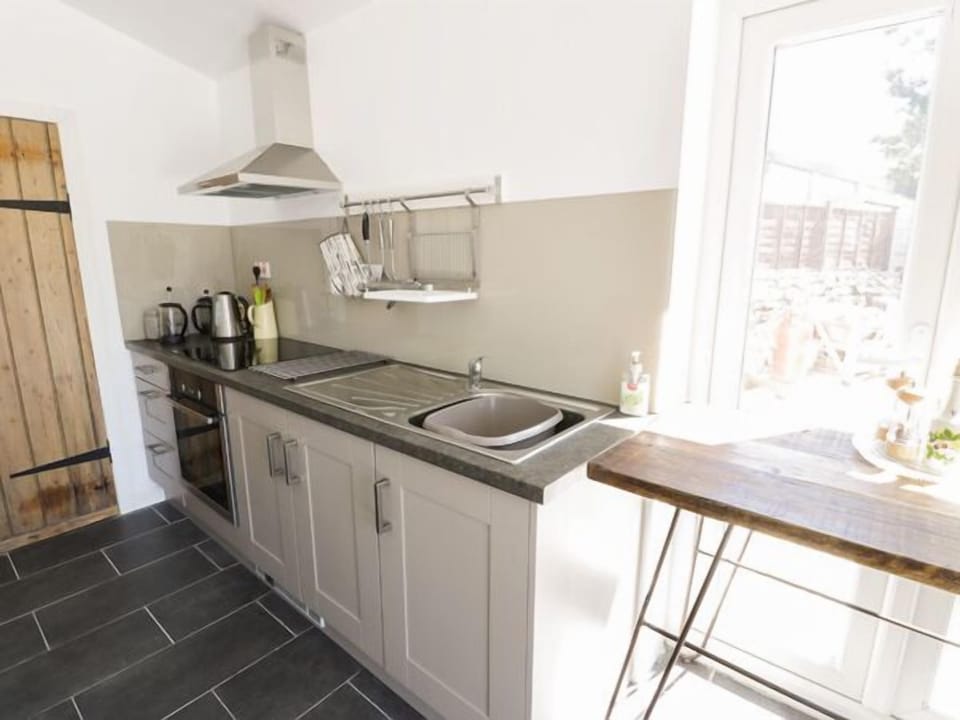 Cottage | Private kitchen | Fridge, electric kettle, toaster, cookware/dishes/utensils