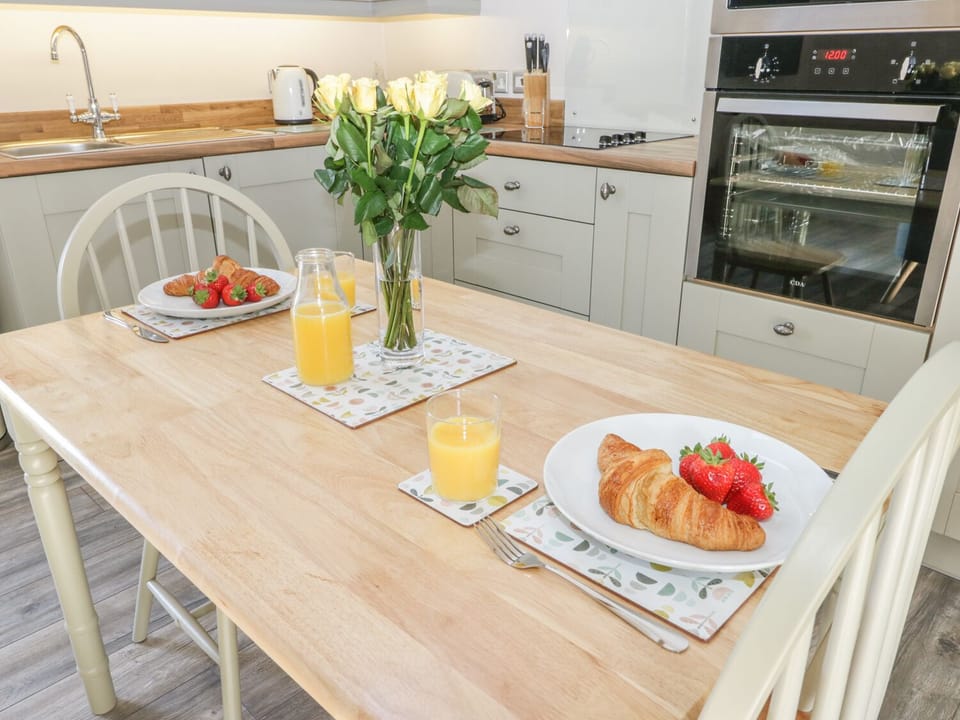 Cottage | Private kitchen | Dishwasher, cookware/dishes/utensils
