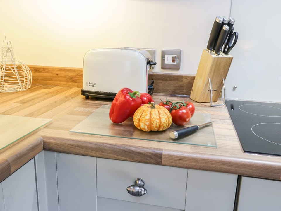 Cottage | Private kitchen | Dishwasher, cookware/dishes/utensils