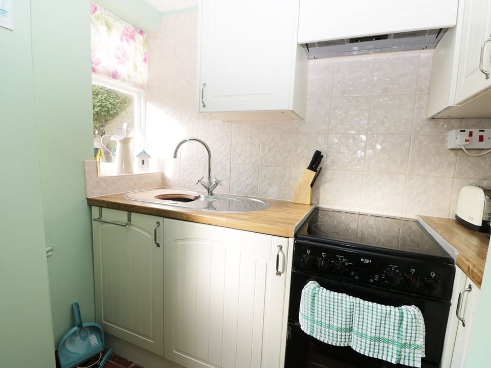 Cottage | Private kitchen | Fridge, microwave, stovetop, highchair