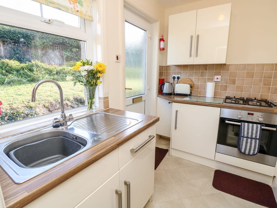 Cottage | Private kitchen | Fridge, microwave, stovetop, cookware/dishes/utensils