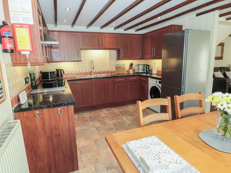 Cottage | Private kitchen | Fridge, stovetop, dishwasher, highchair
