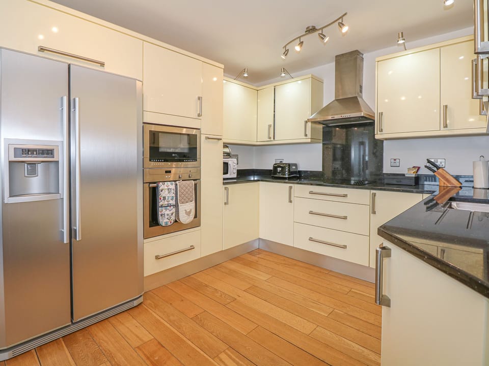 Cottage | Private kitchen | Microwave, stovetop, highchair, cookware/dishes/utensils