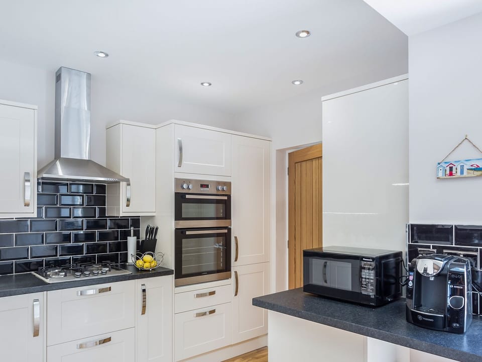 Cottage | Private kitchen | Fridge, dishwasher, highchair, cookware/dishes/utensils
