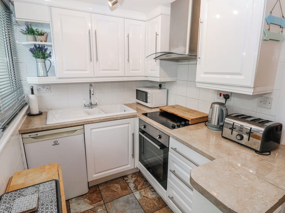 Cottage | Private kitchen | Fridge, stovetop, cookware/dishes/utensils