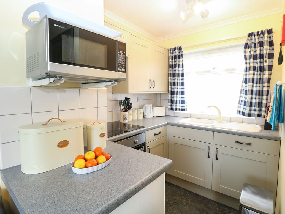 Cottage | Private kitchen | Microwave, stovetop, cookware/dishes/utensils
