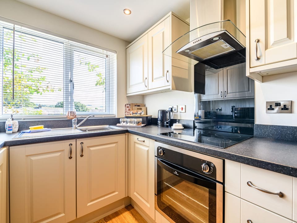 Cottage | Private kitchen | Dishwasher, cookware/dishes/utensils