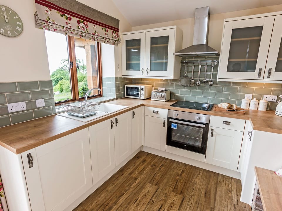 Cottage | Private kitchen | Fridge, microwave, stovetop, cookware/dishes/utensils