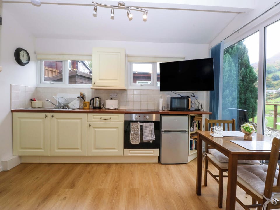 Cottage | Private kitchen | Microwave, stovetop, cookware/dishes/utensils