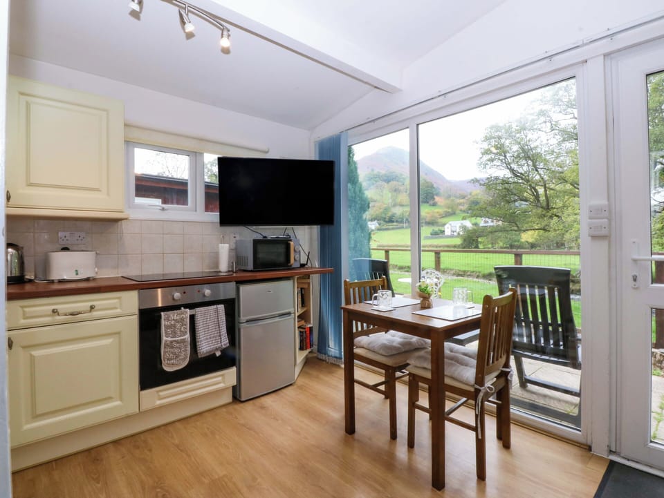 Cottage | Private kitchen | Microwave, stovetop, cookware/dishes/utensils