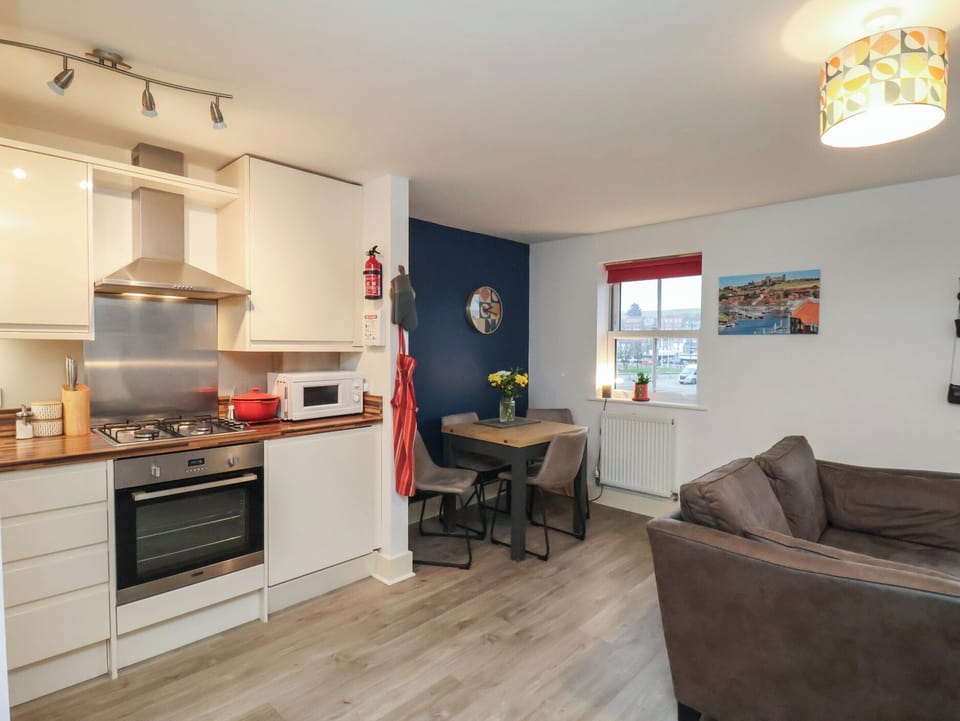 Cottage | Private kitchen | Dishwasher, cookware/dishes/utensils