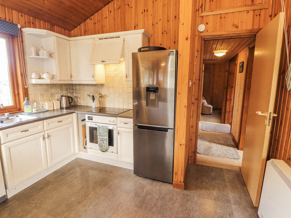Cottage | Private kitchen | Dishwasher, cookware/dishes/utensils