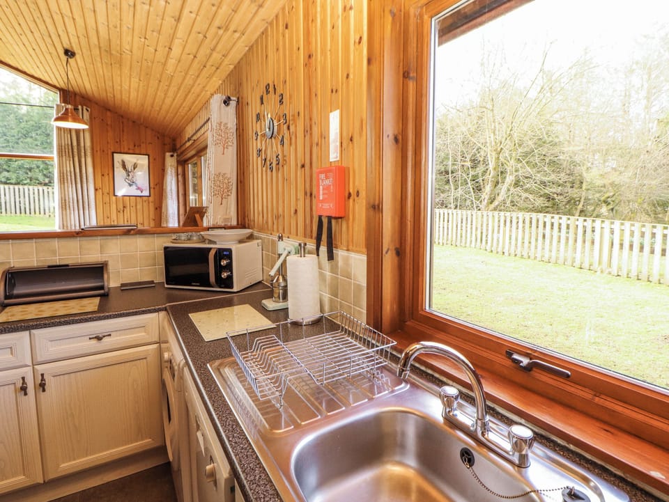 Cottage | Private kitchen | Dishwasher, cookware/dishes/utensils
