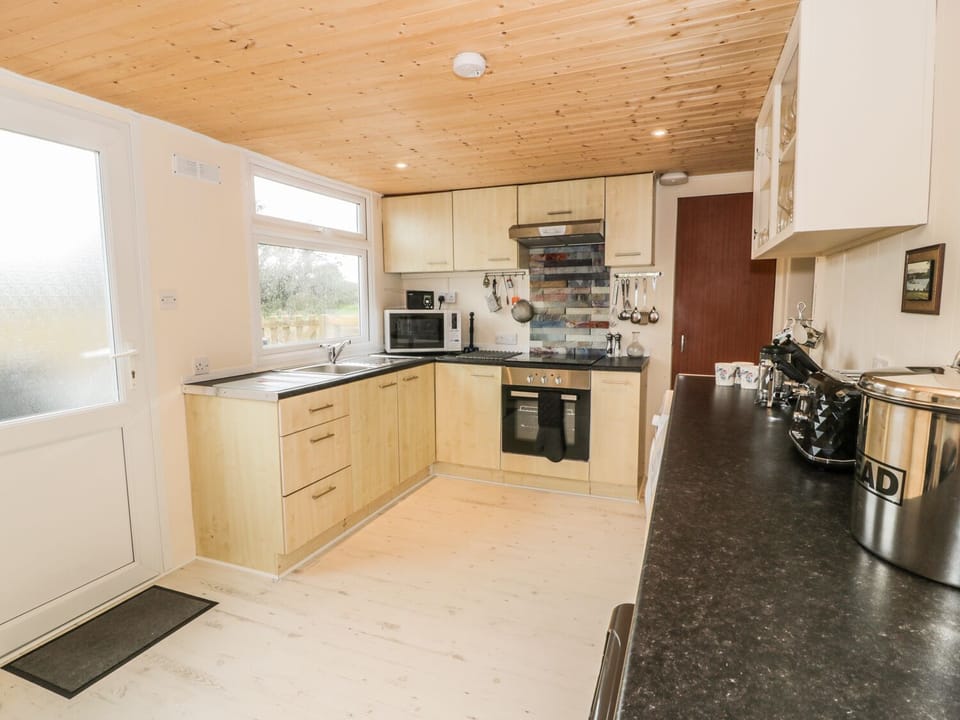 Cottage | Private kitchen | Fridge, microwave, stovetop, dishwasher