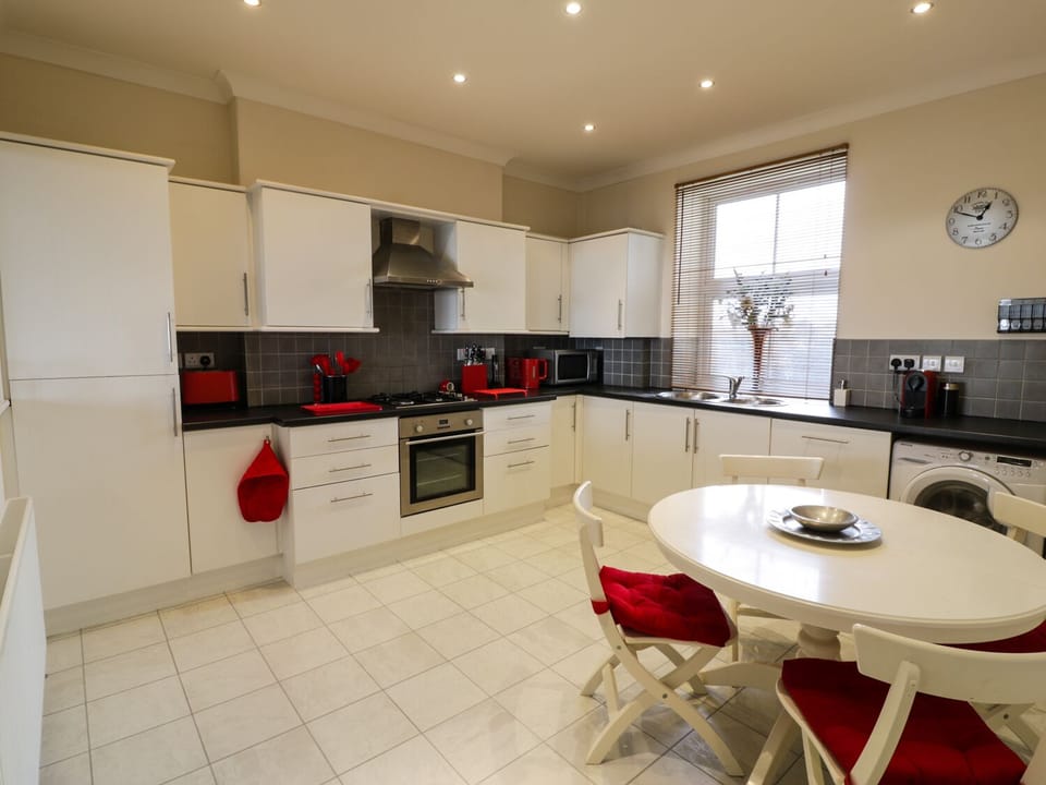 Cottage | Private kitchen | Microwave, stovetop, dishwasher, cookware/dishes/utensils