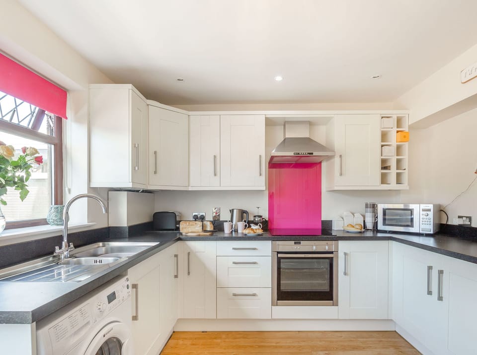 Cottage | Private kitchen | Fridge, microwave, stovetop, cookware/dishes/utensils