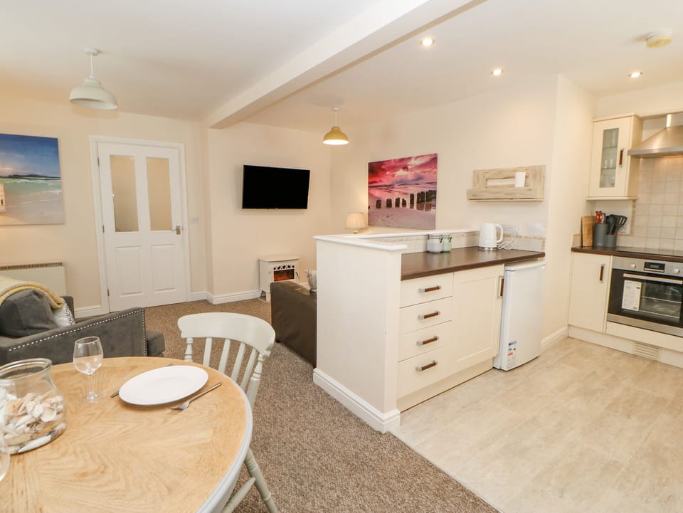 Cottage | Private kitchen | Fridge, microwave, stovetop, highchair