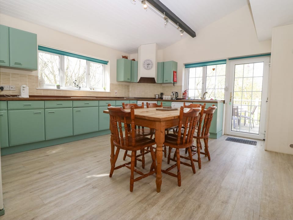 Cottage | Private kitchen | Dishwasher, cookware/dishes/utensils