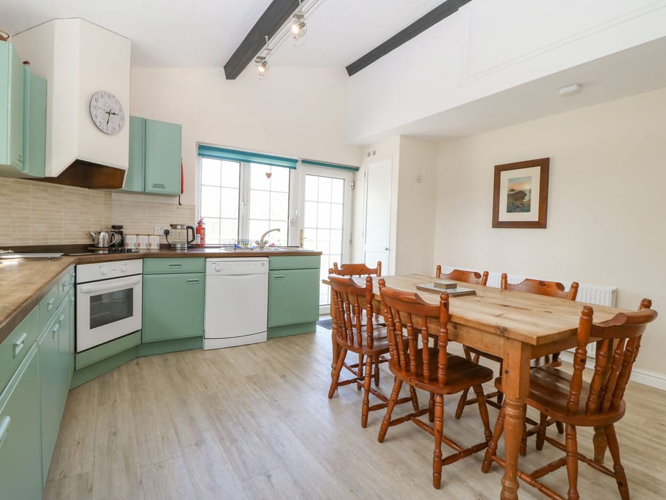 Cottage | Private kitchen | Dishwasher, cookware/dishes/utensils