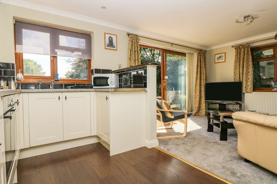 Cottage | Private kitchen | Microwave, stovetop, cookware/dishes/utensils