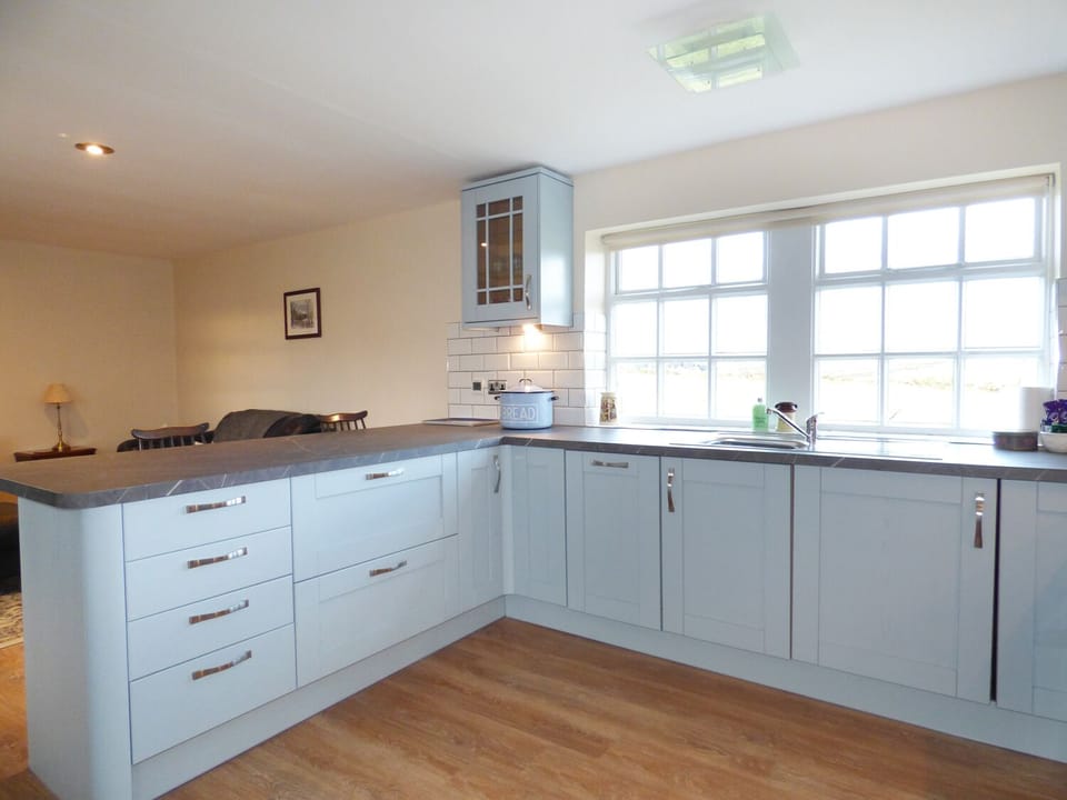 Cottage | Private kitchen | Dishwasher, cookware/dishes/utensils
