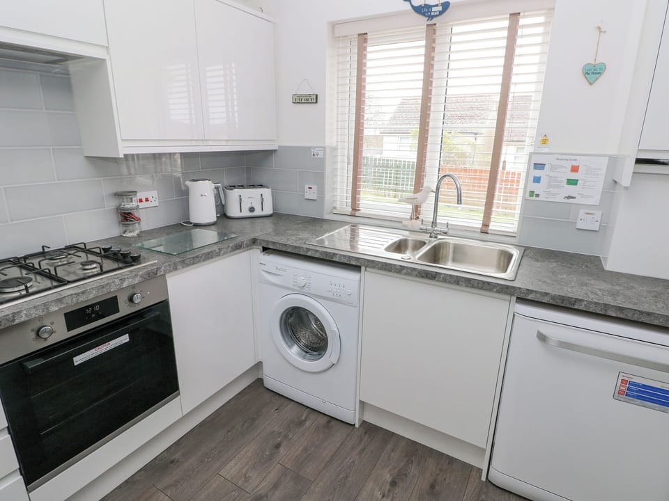 Cottage | Private kitchen | Microwave, stovetop, dishwasher, cookware/dishes/utensils