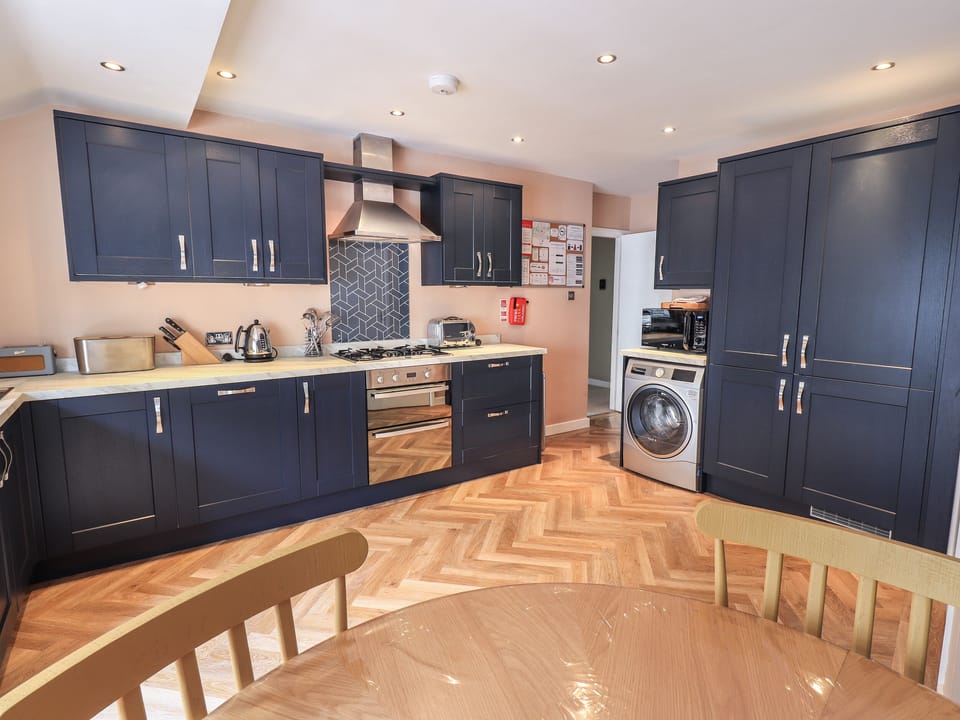 Cottage | Private kitchen | Stovetop, dishwasher, toaster, cookware/dishes/utensils