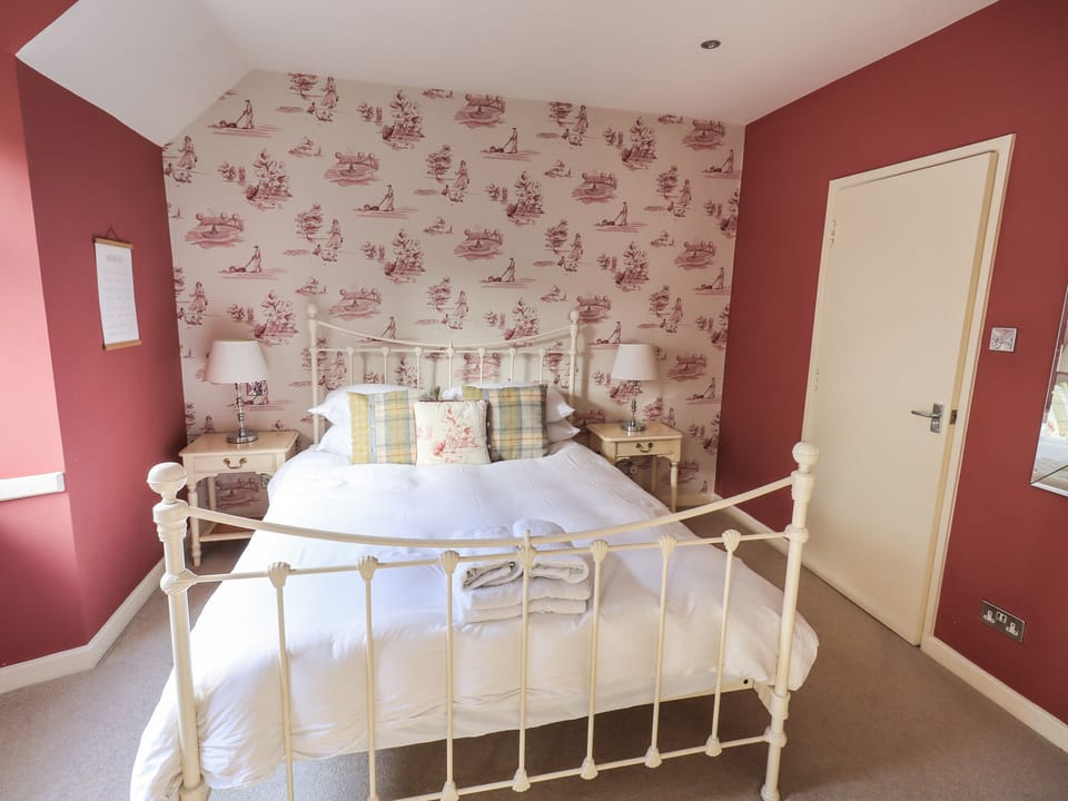 Cottage | 2 bedrooms, individually decorated, individually furnished, free WiFi