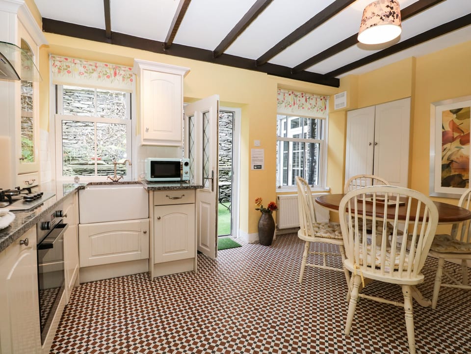 Cottage | Private kitchen | Fridge, microwave, stovetop, dishwasher