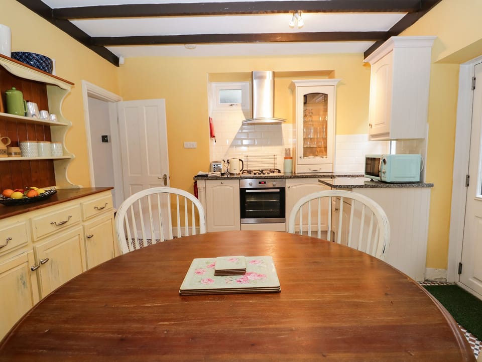 Cottage | Private kitchen | Fridge, microwave, stovetop, dishwasher