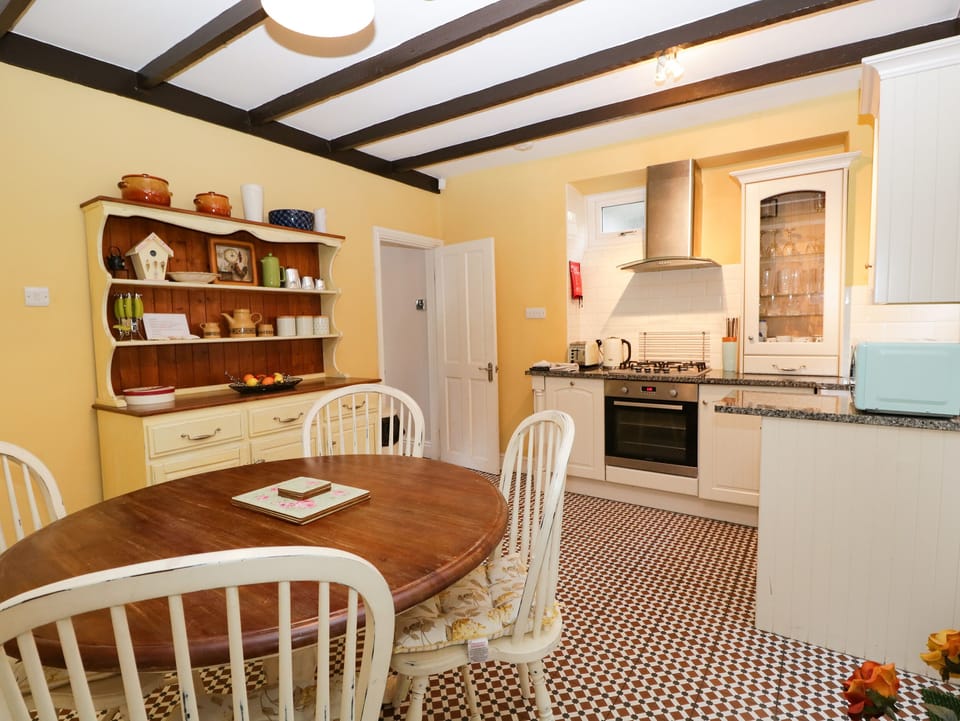 Cottage | Dining