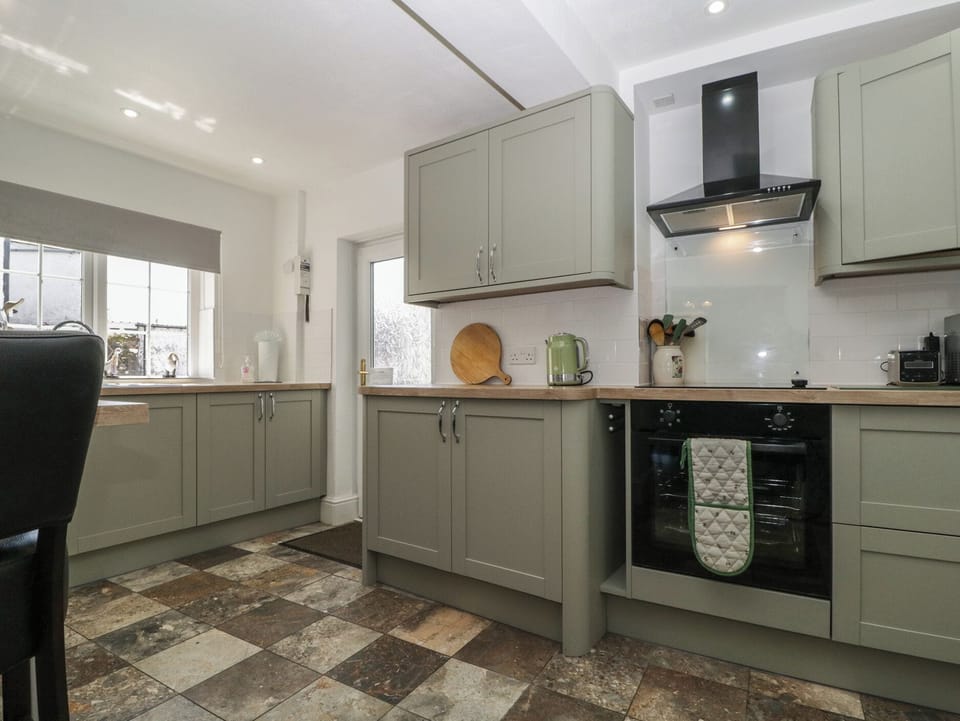Microwave, stovetop, electric kettle, toaster