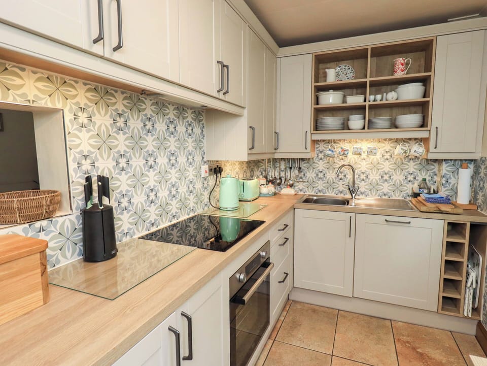 Cottage | Private kitchen | Dishwasher, cookware/dishes/utensils
