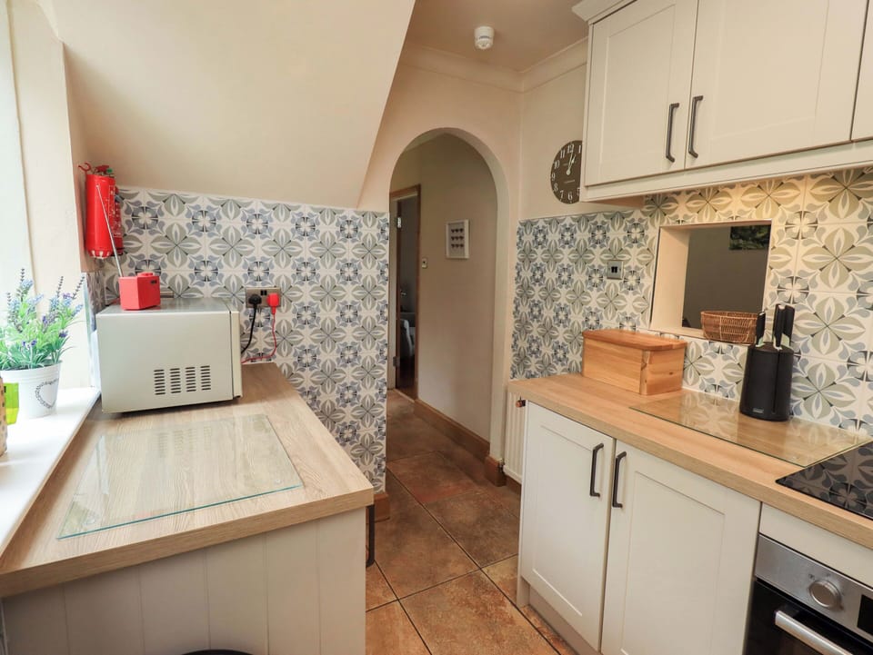 Cottage | Private kitchen | Dishwasher, cookware/dishes/utensils