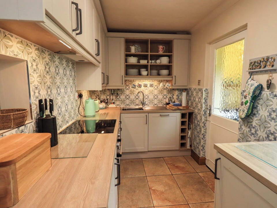 Cottage | Private kitchen | Dishwasher, cookware/dishes/utensils