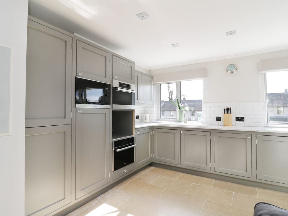 Cottage | Private kitchen | Fridge, microwave, stovetop, highchair