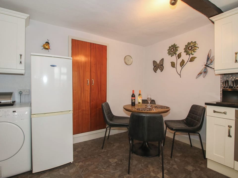 Cottage | Private kitchen | Dishwasher, cookware/dishes/utensils