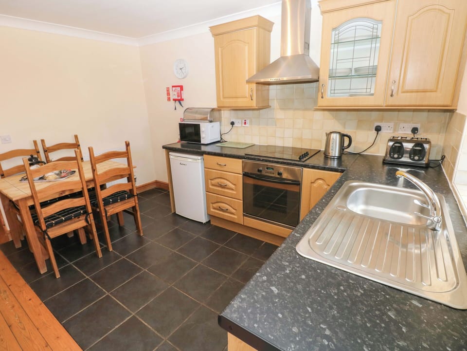Cottage | Private kitchen | Stovetop, highchair, cookware/dishes/utensils