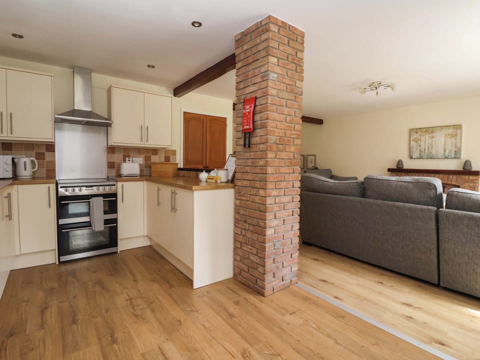 Cottage | Private kitchen | Fridge, microwave, stovetop, toaster