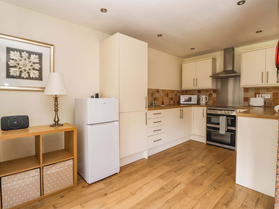 Cottage | Private kitchen | Fridge, microwave, stovetop, toaster